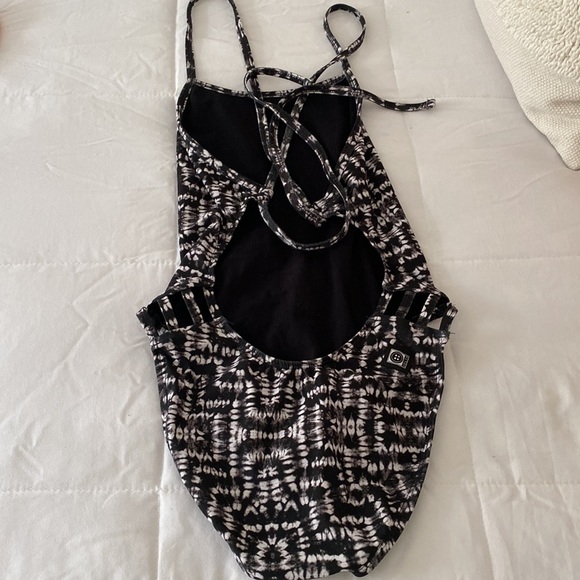 JOLYN TIE BACK ONESIE - Picture 3 of 4